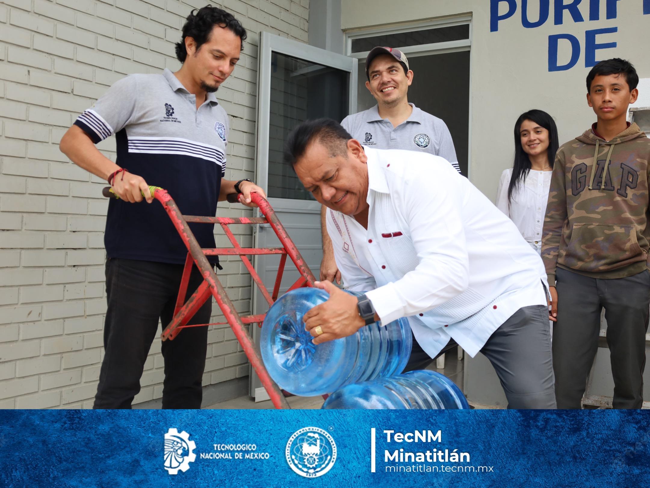 TECNOLÓGICO DE MINATITLÁN CONTINÚA SU COMPROMISO CON LA SUSTENTABILIDAD: ENTREGA DE MÁS DE CIEN GARRAFONES DE AGUA POTABLE PRODUCIDOS EN SU PLANTA PURIFICADORA