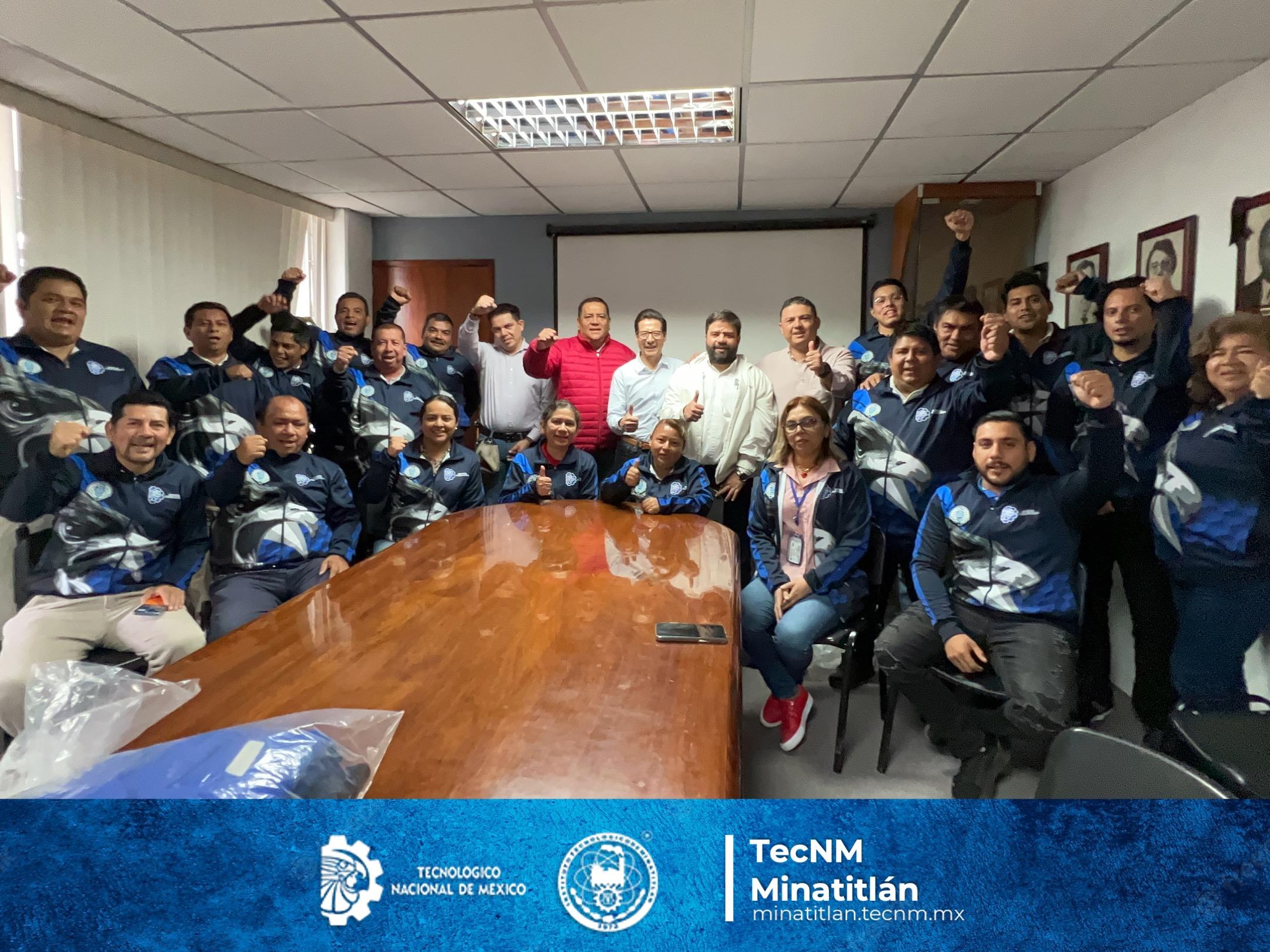 NUESTRO DIRECTOR DEL INSTITUTO TECNOLÓGICO DE MINATITLÁN ENTREGA VESTIMENTA PARA LAS LABORES DEL PERSONAL DE MANTENIMIENTO Y SERVICIOS GENERALES