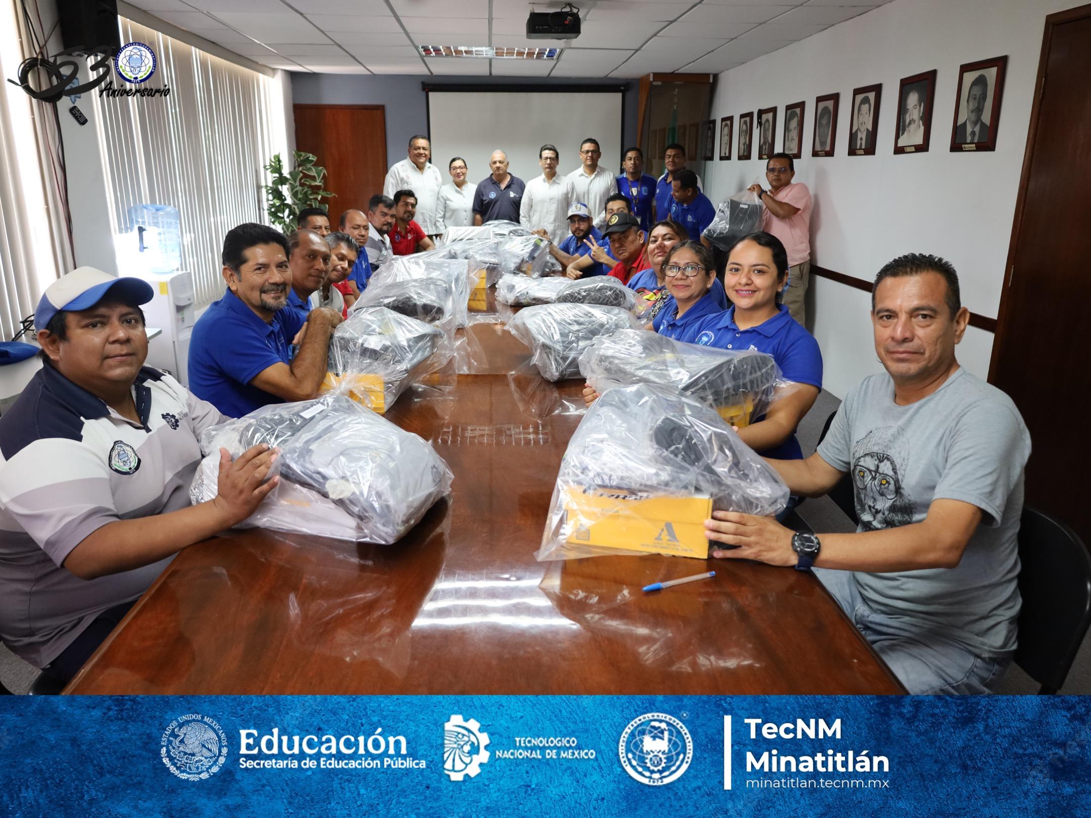 DIRECTOR DEL TECNOLÓGICO DE MINATITLÁN ENTREGA DE UNIFORMES AL PERSONAL DEL DEPARTAMENTO DE MANTENIMIENTO DE EQUIPO, Y EL DEPTO. DE RECURSOS MATERIALES Y SERVICIOS 