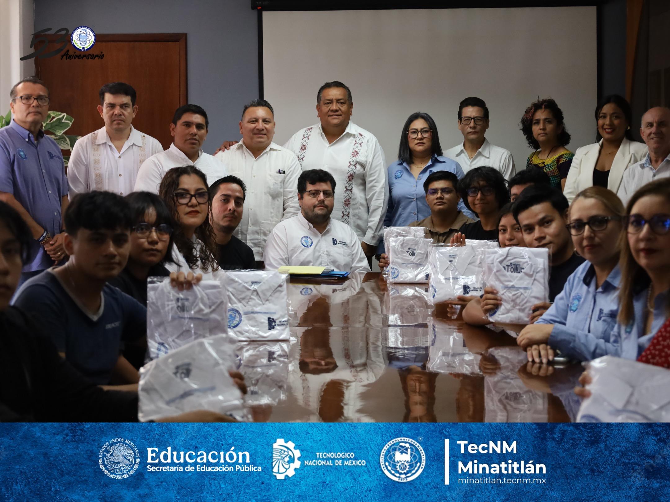 CON ORGULLO INSTITUCIONAL, DIRECTOR DEL TECNM MINATITLÁN ENTREGA CAMISAS A ESTUDIANTES QUE REPRESENTARÁN AL TEC EN EL INNOVATECNM 2025