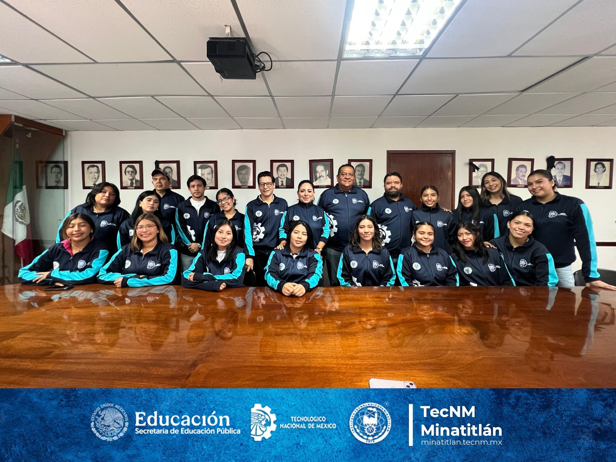 NUESTRO DIRECTOR DEL TECNOLÓGICO DE MINATITLÁN ENTREGA UNIFORMES A LA DELEGACIÓN DEPORTIVA QUE COMPETIRÁ EN EL EVENTO NACIONAL DEPORTIVO 2025 EN QUERÉTARO