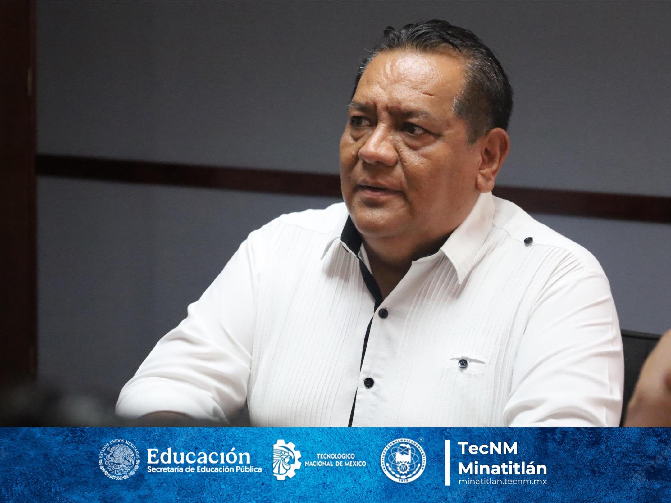 NUESTRO DIRECTOR DEL TECNOLÓGICO DE MINATITLÁN ENTREGA GUAYABERAS A NUESTROS ESTUDIANTES QUE PARTICIPARÁN EN EL ENCUENTRO NACIONAL DE ARTE Y CULTURA