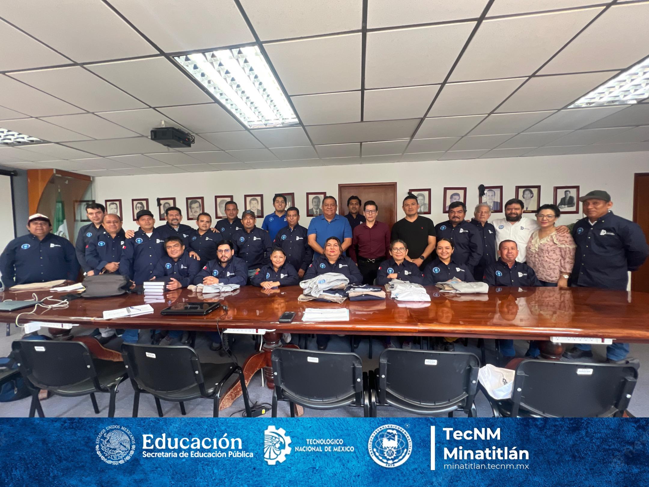 NUESTRO DIRECTOR DEL TECNOLÓGICO MINATITLÁN ENTREGA UNIFORMES DE TRABAJO AL PERSONAL DE MANTENIMIENTO DE EQUIPO Y SERVICIOS GENERALES