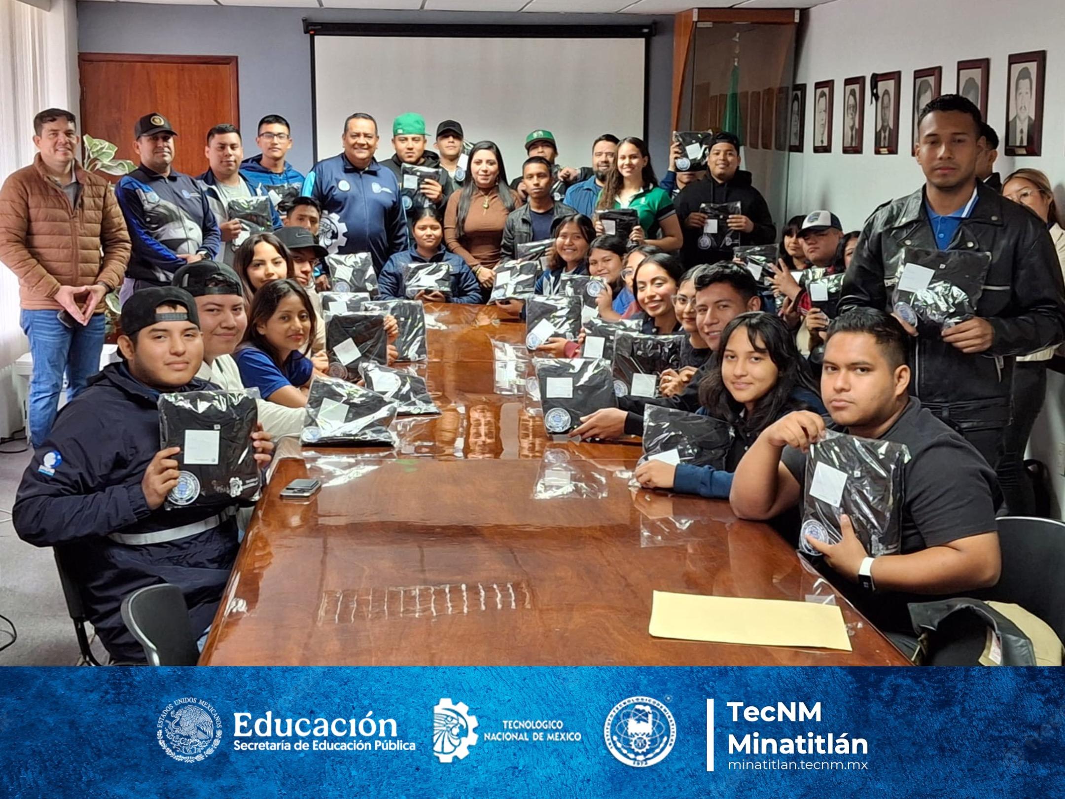MTRO. SERGIO FERNANDO GARIBAY ARMENTA REALIZA ENTREGA DE PLAYERAS OFICIALES A LA DELEGACIÓN DEL TEC DE MINA QUE PARTICIPARÁ EN EL X ENCUENTRO REGIONAL DE ESCOLTAS Y BANDAS DE GUERRA DEL TECNM