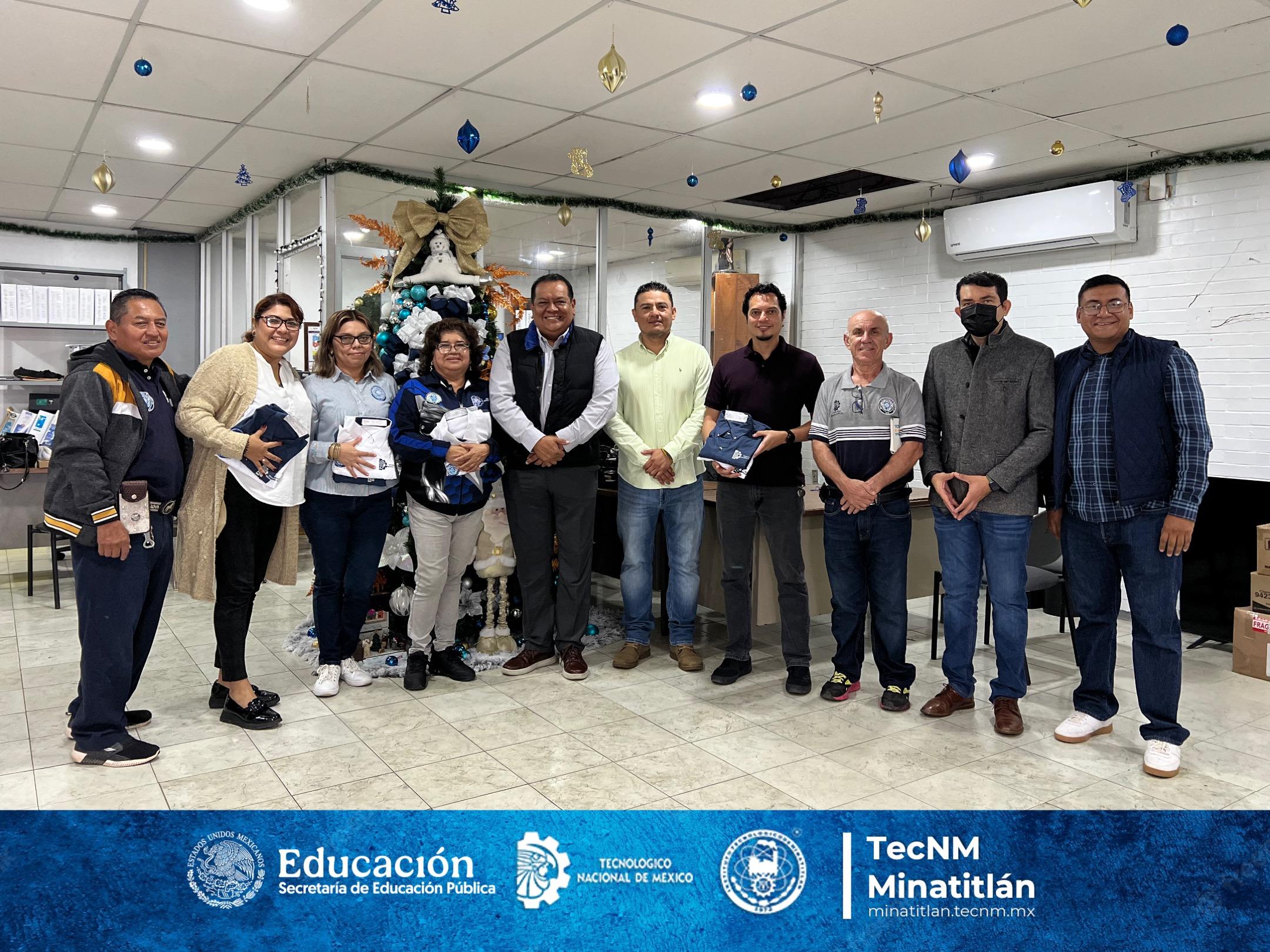 DIRECTOR DEL INSTITUTO TECNOLÓGICO DE MINATITLÁN ENTREGA UNIFORMES DE TRABAJO AL PERSONAL DE RECURSOS MATERIALES Y SERVICIOS