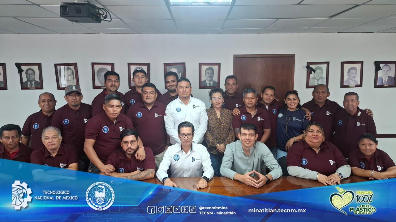 DIRECTOR DEL TECNOLÓGICO DE MINATITLÁN ENTREGA UNIFORMES DE TRABAJO A PERSONAL OPERATIVO