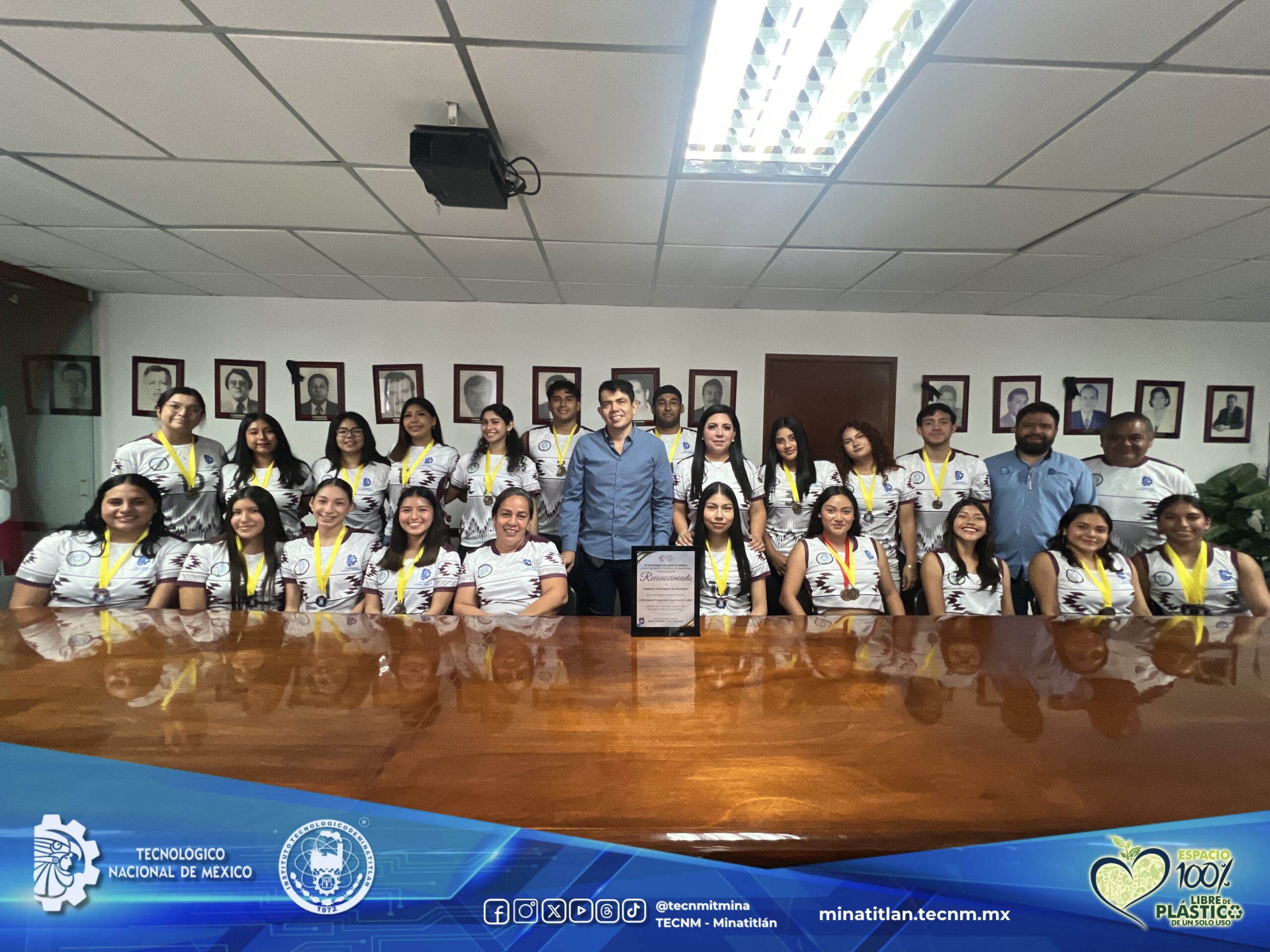 DIRECTOR DEL TECNOLÓGICO DE MINATITLÁN RECONOCE A DEPORTISTAS QUE REPRESENTARÁN AL TECNM EN EL LXVIII EVENTO NACIONAL DEPORTIVO 2026